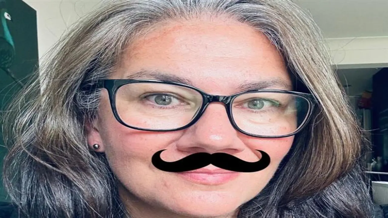 تحيز «لينكدإن» للرجال يدفع عشرات النساء لتغيير خانة النوع في ملفاتهن الشخصية